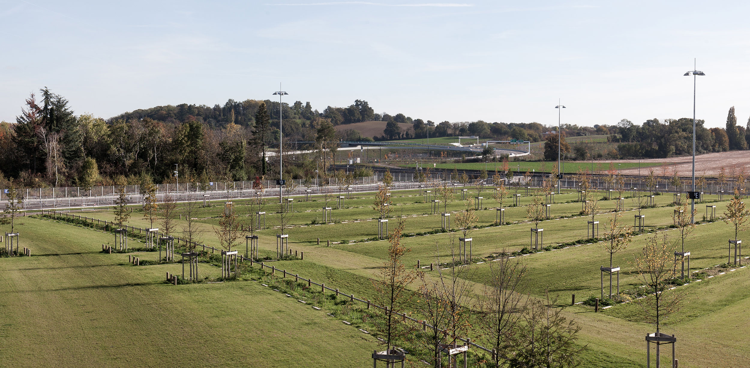 Parkings paysagers. copyright photographe : K. Dolmaire  - Parc Olympique Lyonnais, Décines